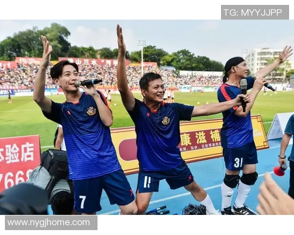 足球场上的魅力瞬间精彩足球明星合照尽显风采与友谊 足球场上的魅力瞬间精彩足球明星合照尽显风采与友谊