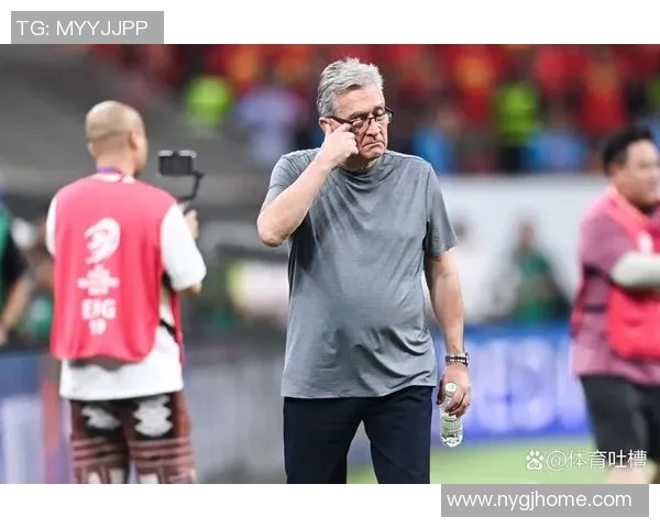 国足惨败泰国引发球迷愤怒与失望呼声四起球队需反思重建之路